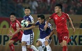 [ẢNH] Trận Hà Nội - Hải Phòng gián đoạn vì pháo sáng của cổ động viên quá khích