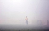 [ẢNH] Trận Hà Nội - Hải Phòng gián đoạn vì pháo sáng của cổ động viên quá khích