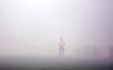 [ẢNH] Trận Hà Nội - Hải Phòng gián đoạn vì pháo sáng của cổ động viên quá khích