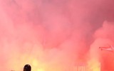 [ẢNH] Trận Hà Nội - Hải Phòng gián đoạn vì pháo sáng của cổ động viên quá khích