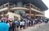 [ẢNH] Thức đêm, đội nắng, ăn bánh mỳ... chờ mua vé U23 Việt Nam