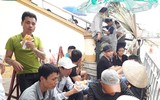 [ẢNH] Thức đêm, đội nắng, ăn bánh mỳ... chờ mua vé U23 Việt Nam