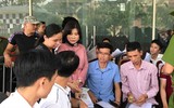 [ẢNH] Thức đêm, đội nắng, ăn bánh mỳ... chờ mua vé U23 Việt Nam