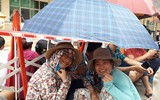 [ẢNH] Thức đêm, đội nắng, ăn bánh mỳ... chờ mua vé U23 Việt Nam