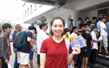 [ẢNH] Thức đêm, đội nắng, ăn bánh mỳ... chờ mua vé U23 Việt Nam