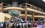 [ẢNH] Thức đêm, đội nắng, ăn bánh mỳ... chờ mua vé U23 Việt Nam