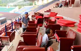 [ẢNH] Thức đêm, đội nắng, ăn bánh mỳ... chờ mua vé U23 Việt Nam