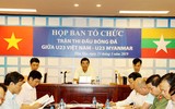 [ẢNH] Thức đêm, đội nắng, ăn bánh mỳ... chờ mua vé U23 Việt Nam