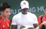 Cựu danh thủ M.U vui vẻ chụp ảnh cùng người hâm mộ tại phố đi bộ hồ Gươm