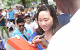 Cựu danh thủ M.U vui vẻ chụp ảnh cùng người hâm mộ tại phố đi bộ hồ Gươm