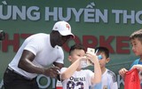 Cựu danh thủ M.U vui vẻ chụp ảnh cùng người hâm mộ tại phố đi bộ hồ Gươm