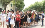 Cựu danh thủ M.U vui vẻ chụp ảnh cùng người hâm mộ tại phố đi bộ hồ Gươm
