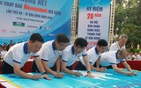 [ẢNH] Thú vị hình ảnh mẹ dắt tay con về đích giải chạy 