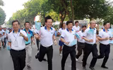 [ẢNH] Thú vị hình ảnh mẹ dắt tay con về đích giải chạy 