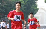 [ẢNH] Thú vị hình ảnh mẹ dắt tay con về đích giải chạy 