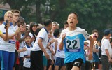 [ẢNH] Thú vị hình ảnh mẹ dắt tay con về đích giải chạy 