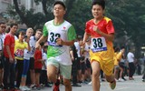 [ẢNH] Thú vị hình ảnh mẹ dắt tay con về đích giải chạy 