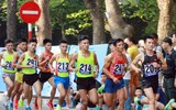 [ẢNH] Thú vị hình ảnh mẹ dắt tay con về đích giải chạy 