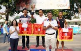 [ẢNH] Thú vị hình ảnh mẹ dắt tay con về đích giải chạy 