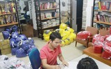 [ẢNH] Thầy và trò các trường phấn khởi nhận áo đấu trước ngày ra quân