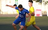 [ẢNH] Cầu thủ THPT Đống Đa công kênh HLV sau chiến thắng nghẹt thở