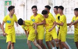 [ẢNH] Cầu thủ THPT Đống Đa công kênh HLV sau chiến thắng nghẹt thở