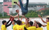 [ẢNH] Cầu thủ THPT Đống Đa công kênh HLV sau chiến thắng nghẹt thở
