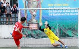 [ẢNH] 6 thắng 7 trên chấm luân lưu, cầu thủ trường Lý Thánh Tông khóc nức nở