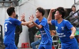 [ẢNH] Ba phút ghi 2 bàn, THPT Chuyên Nguyễn Huệ vào vòng 1/8