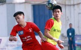 [ẢNH] Nữ CĐV lau nước mắt, an ủi cầu thủ Thạch Bàn sau thất bại