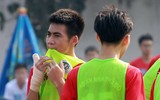 [ẢNH] Nữ CĐV lau nước mắt, an ủi cầu thủ Thạch Bàn sau thất bại