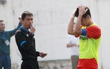 [ẢNH] Nữ CĐV lau nước mắt, an ủi cầu thủ Thạch Bàn sau thất bại