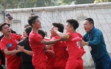 [ẢNH] Nữ CĐV lau nước mắt, an ủi cầu thủ Thạch Bàn sau thất bại