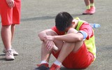 [ẢNH] Nữ CĐV lau nước mắt, an ủi cầu thủ Thạch Bàn sau thất bại