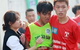 [ẢNH] Nữ CĐV lau nước mắt, an ủi cầu thủ Thạch Bàn sau thất bại