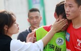 [ẢNH] Nữ CĐV lau nước mắt, an ủi cầu thủ Thạch Bàn sau thất bại