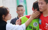 [ẢNH] Nữ CĐV lau nước mắt, an ủi cầu thủ Thạch Bàn sau thất bại