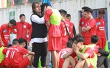 [ẢNH] Nữ CĐV lau nước mắt, an ủi cầu thủ Thạch Bàn sau thất bại