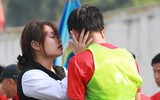 [ẢNH] Nữ CĐV lau nước mắt, an ủi cầu thủ Thạch Bàn sau thất bại