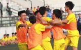 [ẢNH] Cầu thủ Hà Đông nâng bổng HLV sau chiến thắng nghẹt thở