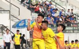 [ẢNH] Cầu thủ Hà Đông nâng bổng HLV sau chiến thắng nghẹt thở