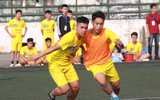 [ẢNH] Cầu thủ Hà Đông nâng bổng HLV sau chiến thắng nghẹt thở