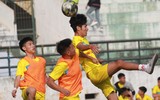 [ẢNH] Cầu thủ Hà Đông nâng bổng HLV sau chiến thắng nghẹt thở