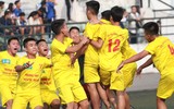 [ẢNH] Cầu thủ Hà Đông nâng bổng HLV sau chiến thắng nghẹt thở