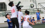 [ẢNH] Hai lần để THPT Chuyên Ngoại ngữ chọc thủng lưới, thủ môn trường Vân Tảo ôm mặt khóc