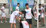 [ẢNH] Hai lần để THPT Chuyên Ngoại ngữ chọc thủng lưới, thủ môn trường Vân Tảo ôm mặt khóc