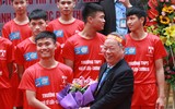 [ẢNH] Cầu thủ trường Ngô Sỹ Liên mặc váy múa 