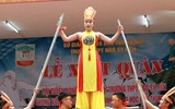 [ẢNH] Cầu thủ trường Ngô Sỹ Liên mặc váy múa 