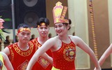 [ẢNH] Cầu thủ trường Ngô Sỹ Liên mặc váy múa 