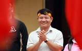 [ẢNH] Cầu thủ trường Ngô Sỹ Liên mặc váy múa 